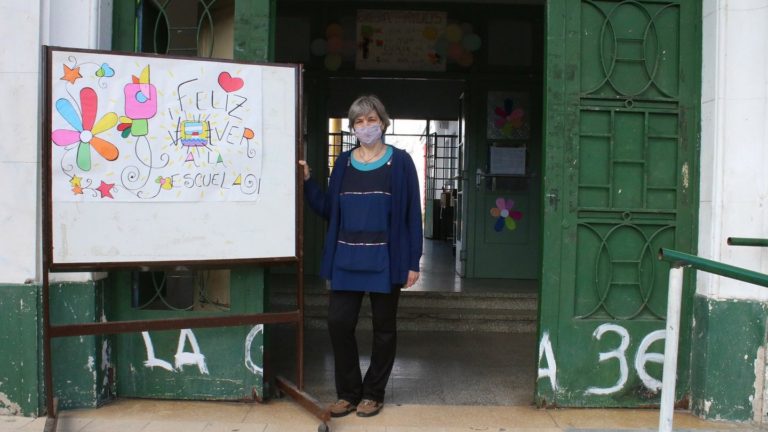 Una argentina fue elegida entre los 10 mejores docentes del mundo: la historia de la maestra que da clases fuera del aula