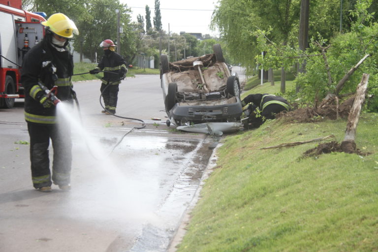 Hospitalizan un joven tras volcar un auto en calle 115