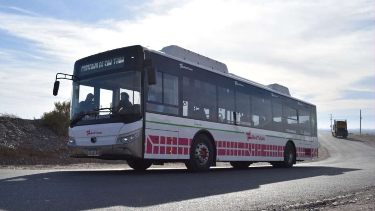 San Juan presentó dos colectivos eléctricos que se cargan con energía solar producida localmente
