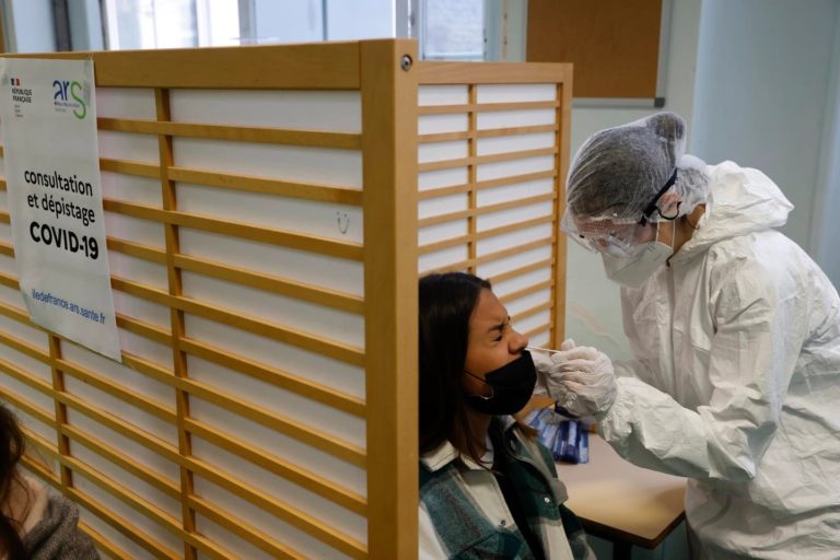 Francia dejará de pagar los test PCR a los no vacunados contra el coronavirus