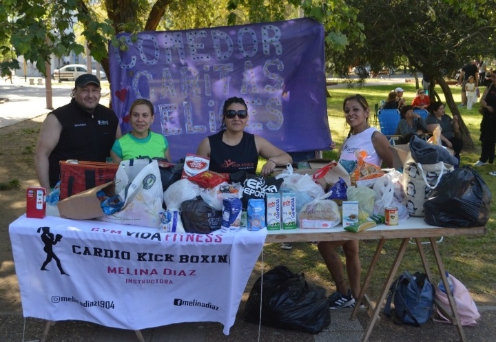 Exitosas clases de “Vida Fitness” a beneficio del merendero “Caritas Felices” en la plaza San Martín