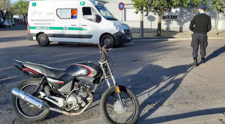 Fuerte choque en calle 12 y 15: El conductor de una moto y su acompañante fueron hospitalizados