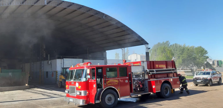 Tres dotaciones de Bomberos trabajaron en un incendio en la empresa Nabadi