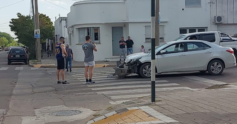 Accidente entre auto y camioneta en calle 12 y 9: Afortunadamente no hubo ningún lesionado