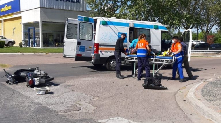 Fuerte choque en Ruta 1 y Avenida San Martín: Joven motociclista fue trasladado al Hospital con fracturas en un brazo y en las costillas
