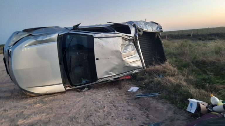 Camioneta volcó en Ruta 4 en cercanías de Bernardo Larroudé: Un hombre y una mujer oriundos de Córdoba fueron trasladados al Hospital