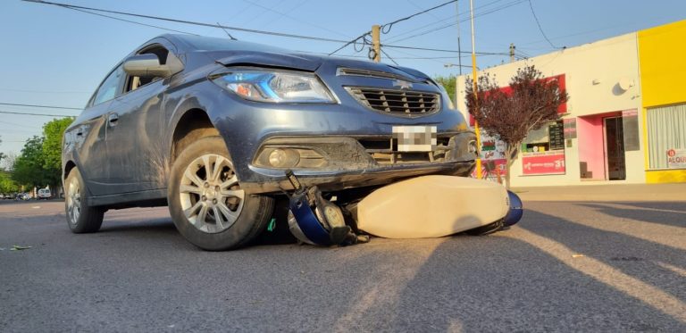 Fuerte choque en calles 103 y 104: El motociclista sufrió fractura de tobillo y su pequeña hija tiene fractura de tibia y peroné