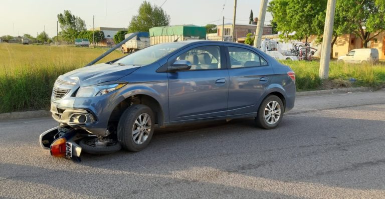 Un auto chocó con una moto y la arrastró más de 20 metros: Una mujer y una menor fueron hospitalizadas
