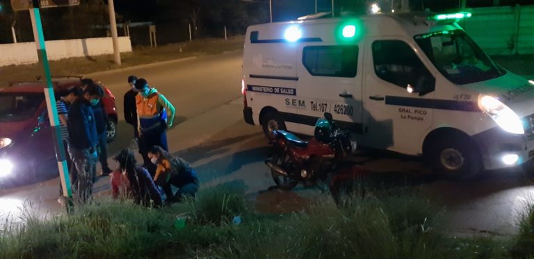Dos accidentes con 5 minutos de diferencia: A una mujer se le cruzó un perro y otra sufrió un desperfecto; ambas cayeron de sus motos
