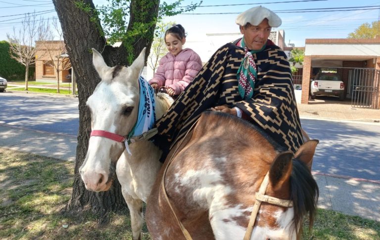 ¡CUMPLIÓ EMOTIVA PROMESA!: Viajó desde Luján a General Pico durante 18 días a caballo por su sobrina que tenía leucemia: “Le dieron el alta… Lo hice con la fe de lograrlo”