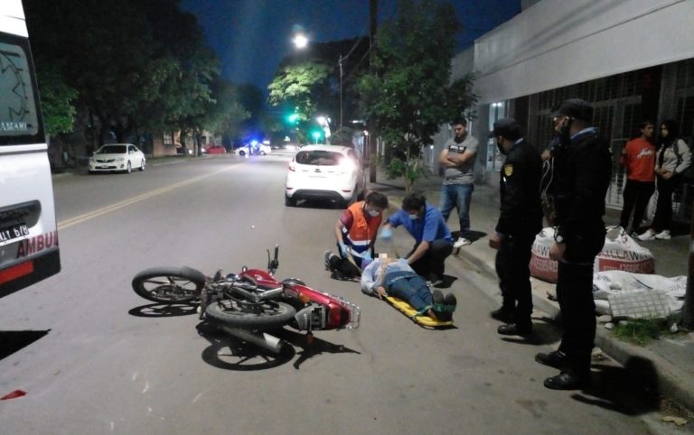 Conductor de un auto se detuvo por el semáforo en rojo y fue colisionado desde atrás por una moto: Una mujer fue trasladada al Hospital