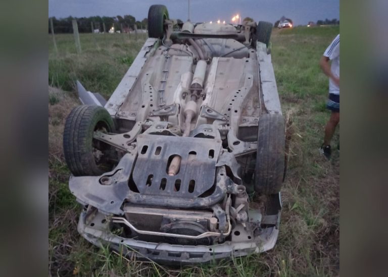 Perdió el control del vehículo y volcó en la Ruta 4