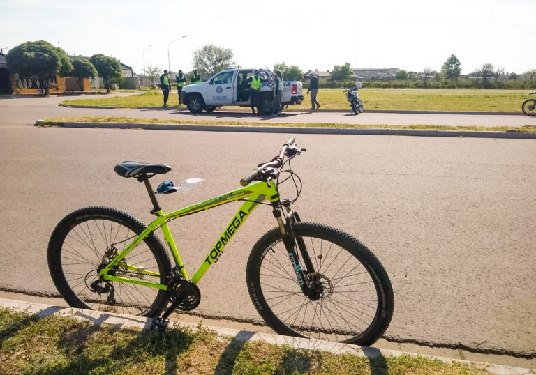 Una joven ciclista de 25 años sufrió un “traumatismo craneoencefálico grave” tras un siniestro vial en General Pico