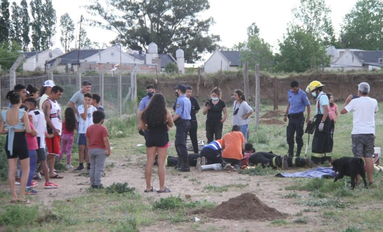 Un niño cayó a un pozo y quedó atrapado en barrio Federal: La Policía, Bomberos y el SEM trabajaron arduamente para rescatarlo