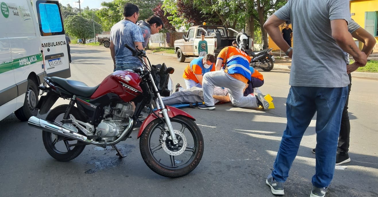 Choque entre remis y moto en barrio Ranqueles: Un hombre fue hospitalizado con lesiones leves