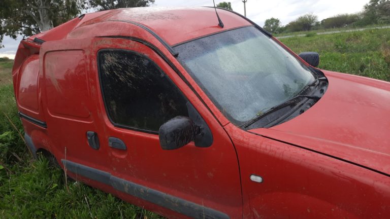 Accidente en ruta 102: Se despistó y terminó volcando en la banquina opuesta