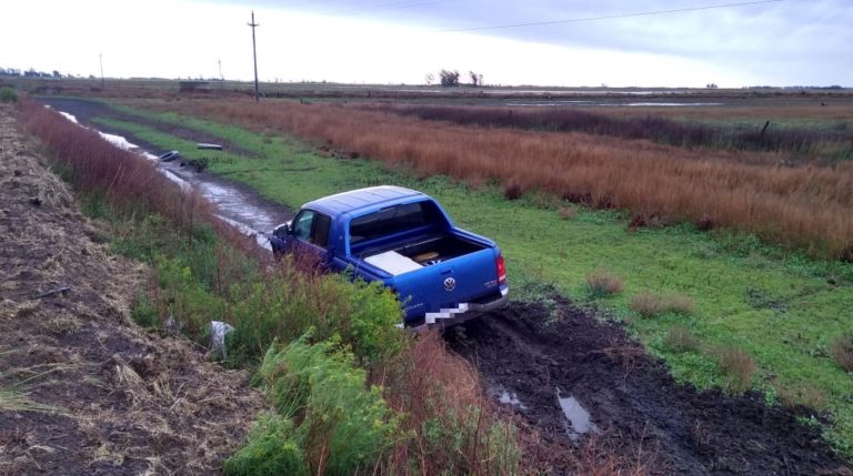 Una camioneta se despistó a 1 kilómetro del acceso a Larroudé y terminó en el canal de desagüe: No hubo heridos