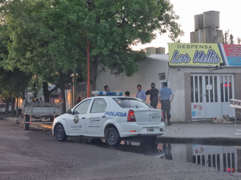 General Pico: Un menor que ya estuvo involucrado en un tiroteo, entró hoy a una despensa con un arma pero para refugiarse porque lo querían golpear