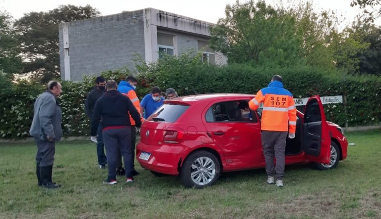 Fuerte choque en barrio San Etelvino: Cuatro personas fueron hospitalizadas con lesiones leves