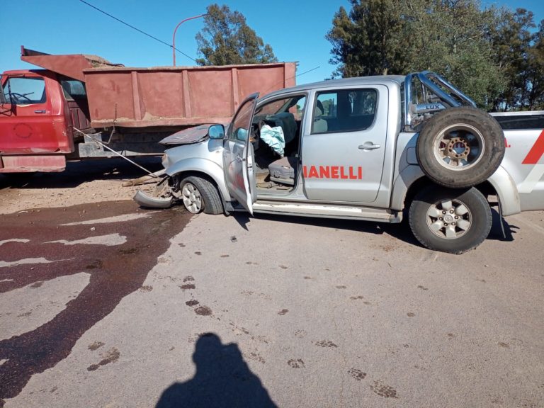 Una camioneta y un camión del municipio chocaron en el acceso a Villa Mirasol