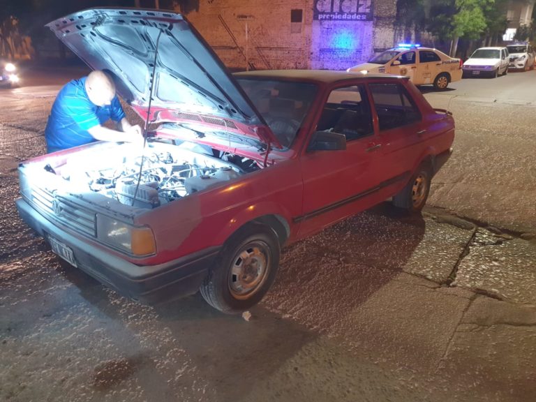 Un auto sufrió un principio de incendio en las primeras horas de la madrugada