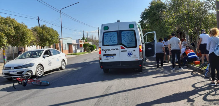 Un taxi chocó a un menor de edad que iba en bicicleta: El niño fue trasladado con lesiones leves al Hospital