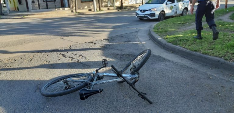 Accidente en calles 4 y 5: Una menor en bicicleta fue colisionada por una moto que se dio a la fuga
