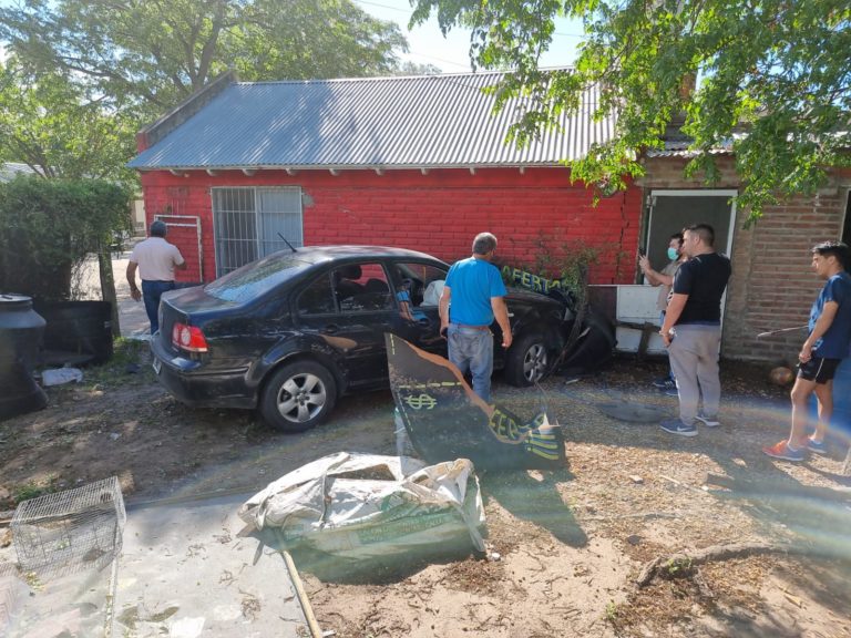 Intentó esquivar a otro auto para no chocar y terminó contra la pared de un local en calle 10 y 115: No hubo heridos