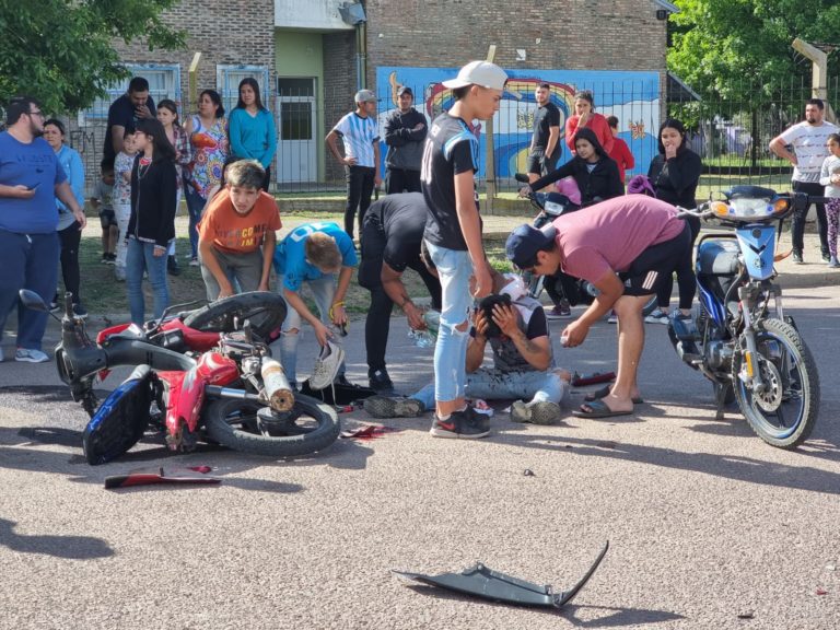 Grave choque entre motos: Un hombre y una mujer fueron hospitalizados; el joven presentaba golpes y cortes en el rostro