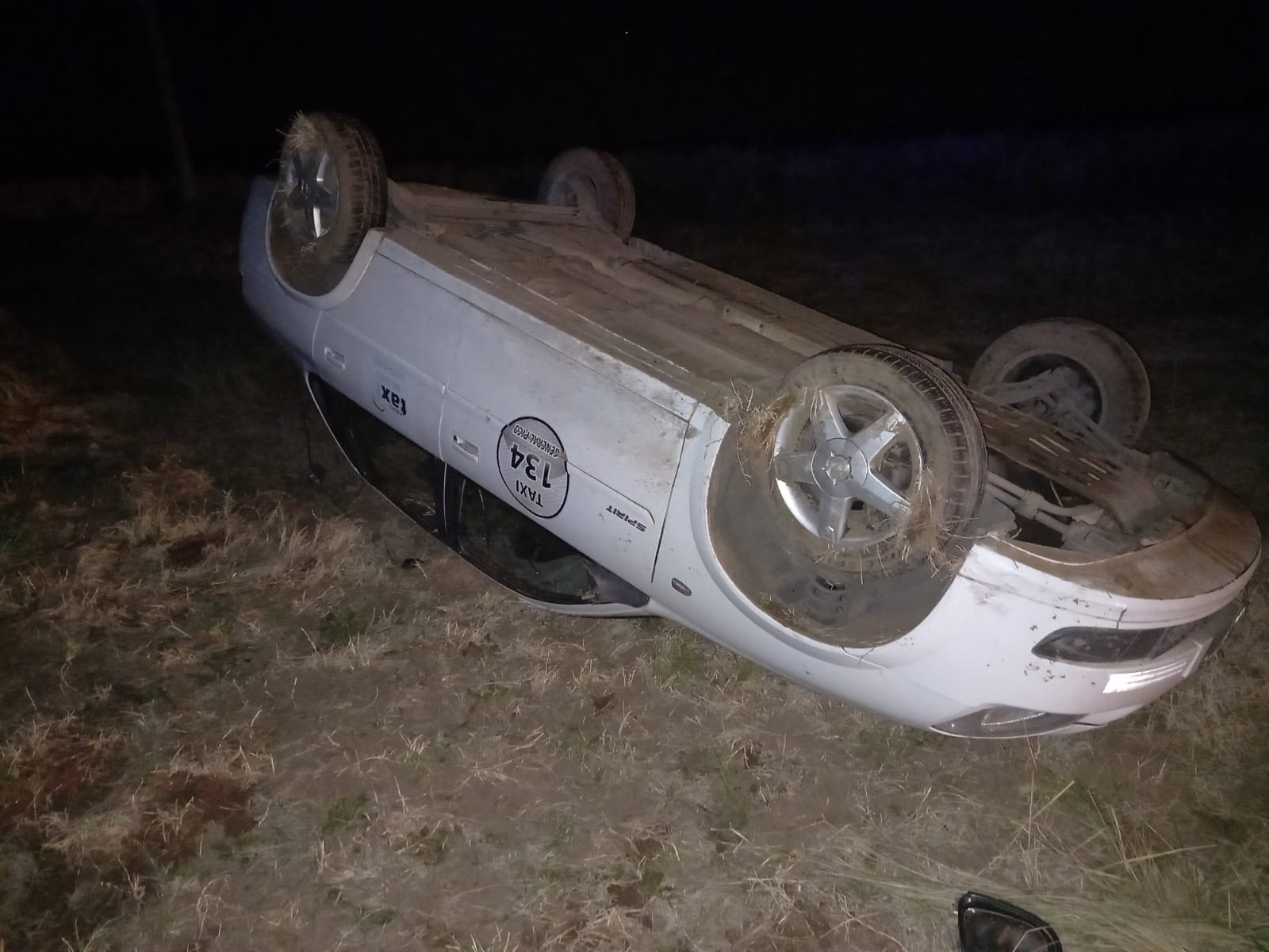 Un remis de Pico intentó esquivar a un animal y terminó volcando