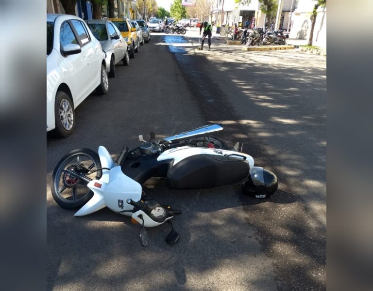 Una mujer perdió el control de su motocicleta y cayó sobre la cinta asfáltica