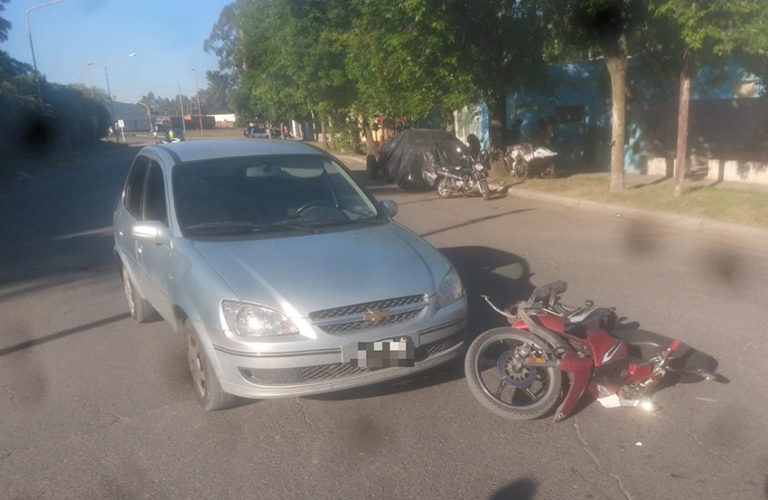 Choque en barrio Don Bosco: Intentó doblar y fue colisionada por una moto, una joven de 19 años fue trasladada al Hospital