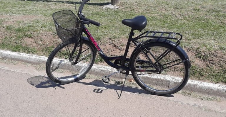 Ciclista fue embestida por una moto en barrio Carlos Berg: El motociclista se levantó, no la ayudó y se dio a la fuga