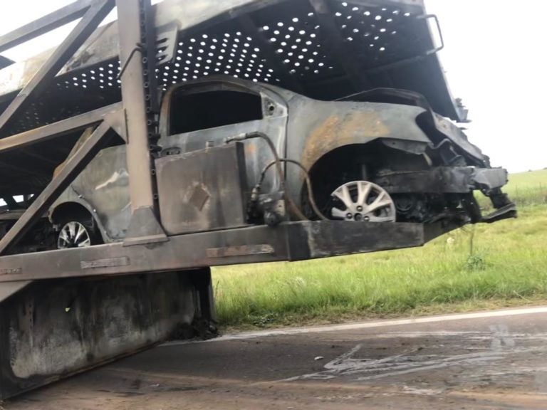 Mirá las fotos de como quedaron los vehículos  que se incendiaron anoche en la Ruta 5