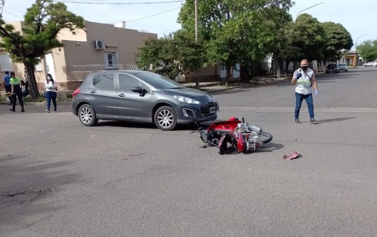 Una mujer hospitalizada con politraumatismos tras choque entre moto y auto