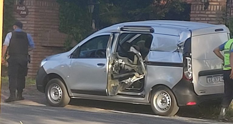 Un camión que transportaba una fumigadora chocó contra una camioneta estacionada en Ruta 1: El vehículo sufrió importantes daños
