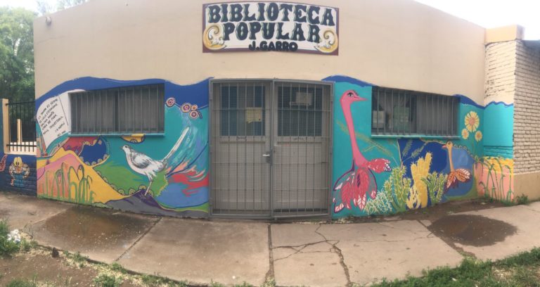 La Biblioteca Popular Garro de la Escuela 64 homenajeó a Juan Ricardo Nervi con un hermoso mural basado en leyendas pampeanas
