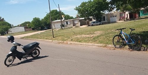 Motociclista chocó a una bicicleta: Una mujer fue asistida y trasladada al Hospital