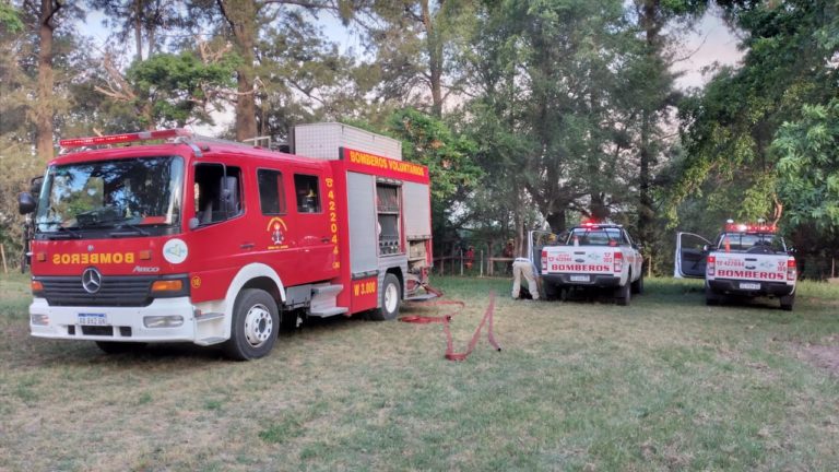Cinco móviles de Bomberos, regadores del Municipio y Defensa Civil trabajan para sofocar importante incendio de pastizales detrás del Club Hípico Maracó