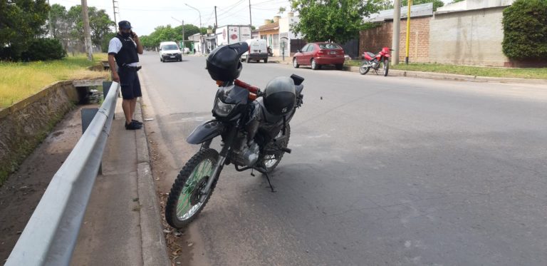 Dos jóvenes iban en moto, chocaron un perro y fueron hospitalizados
