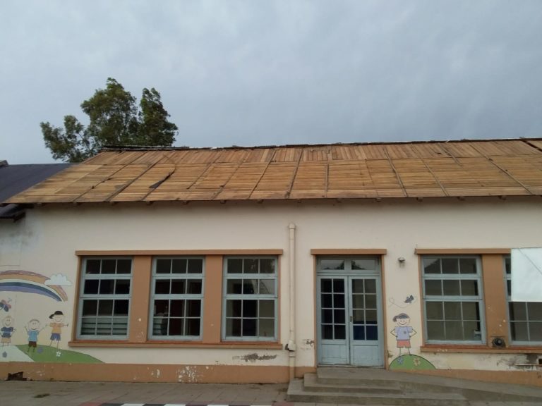 Fuertes ráfagas de viento volaron gran parte del techo de la Escuela 30 de Embajador Martini