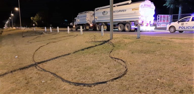 Un camión cortó cables del tendido eléctrico y rompió semáforos en Ruta 1 y calle 20: Una moto se “enganchó” y cayó a la cinta asfáltica
