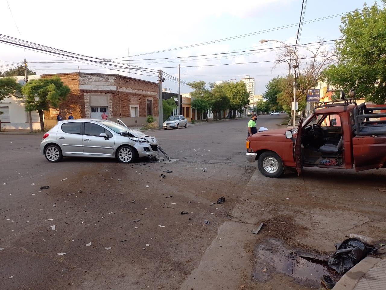 Cinco personas fueron trasladadas al Hospital tras un fuerte choque ocurrido esta mañana