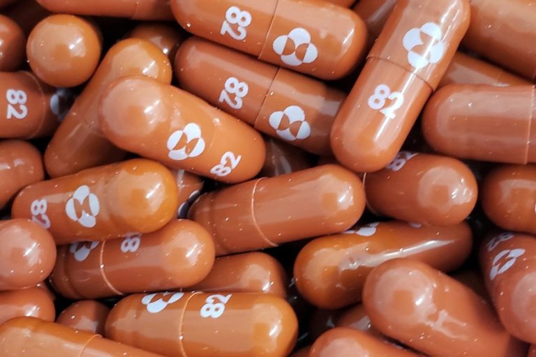 Merck anunció que su píldora contra el COVID-19 redujo a la mitad las muertes y hospitalizaciones en pacientes recientes