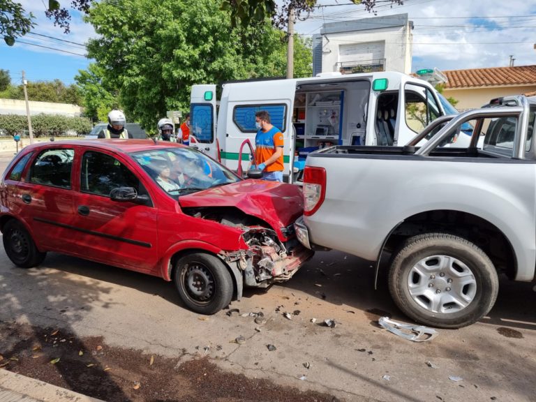 Choque entre auto y camioneta dejó una mujer  con golpes pero no fue trasladada al hospital