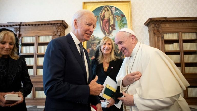 Joe Biden se reunió con el papa Francisco: “Usted es el guerrero por la paz más importante que he conocido”
