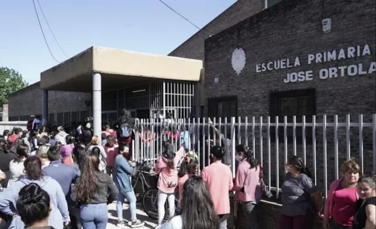 Rosario: “¡Me la violaron!”, la mamá de una nena de 11 años denunció que un compañero abusó de su hija en el baño de la escuela