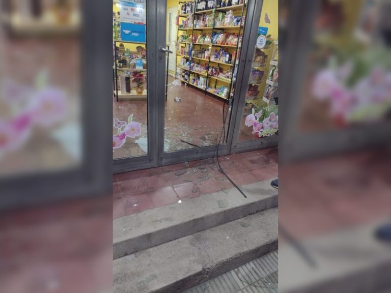 Ingresó a comprar cerveza y al conocer el importe se alteró, golpeó al comerciante y provocó serios daños