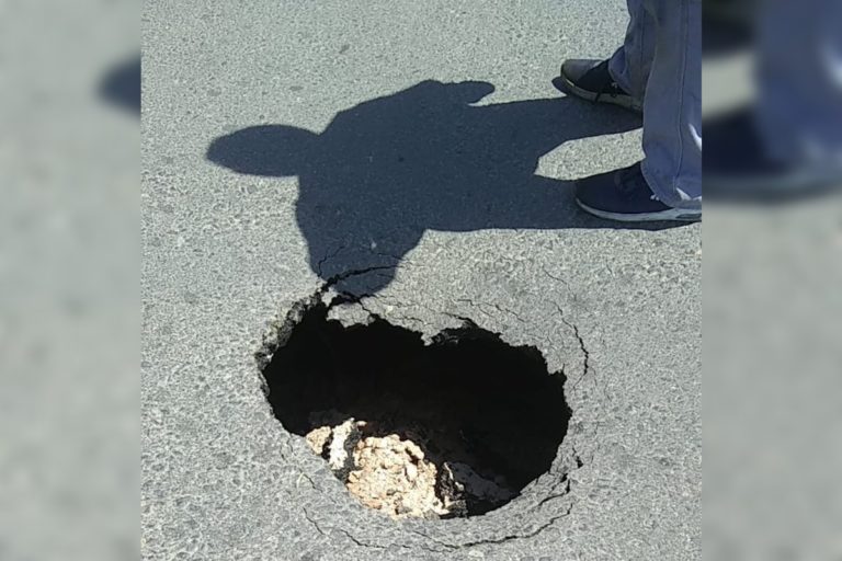 Advierten a conductores por un importante bache en el asfalto en Barrio Federal