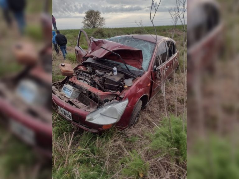 Un auto con 7 ocupantes volcó entre Colonia Barón y Miguel Cané
